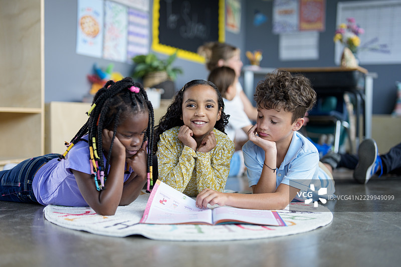 孩子们在友好的课堂环境中合作图片素材
