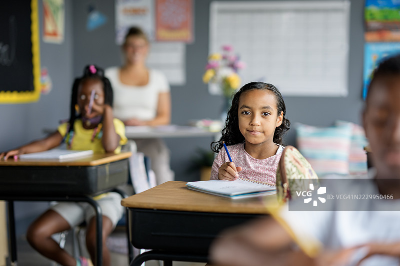 多元化学生在课堂上与年轻教师一起学习图片素材