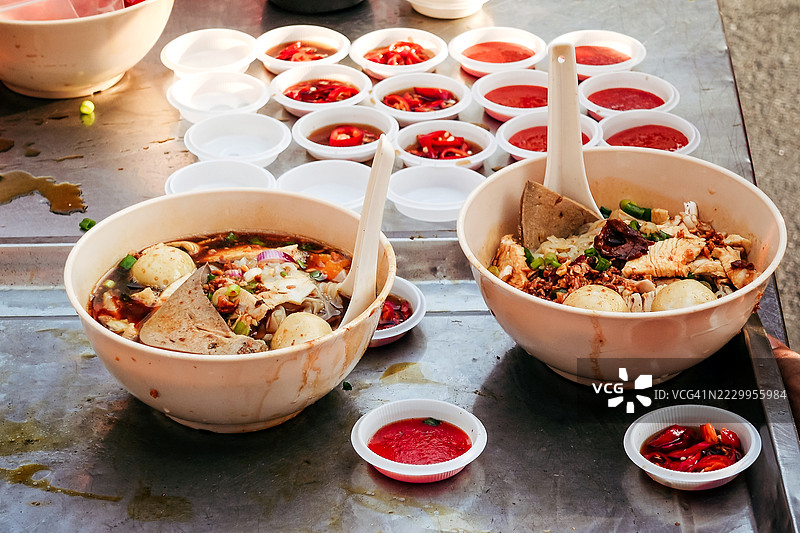 槟城街头美食：炒粿条汤碗图片素材
