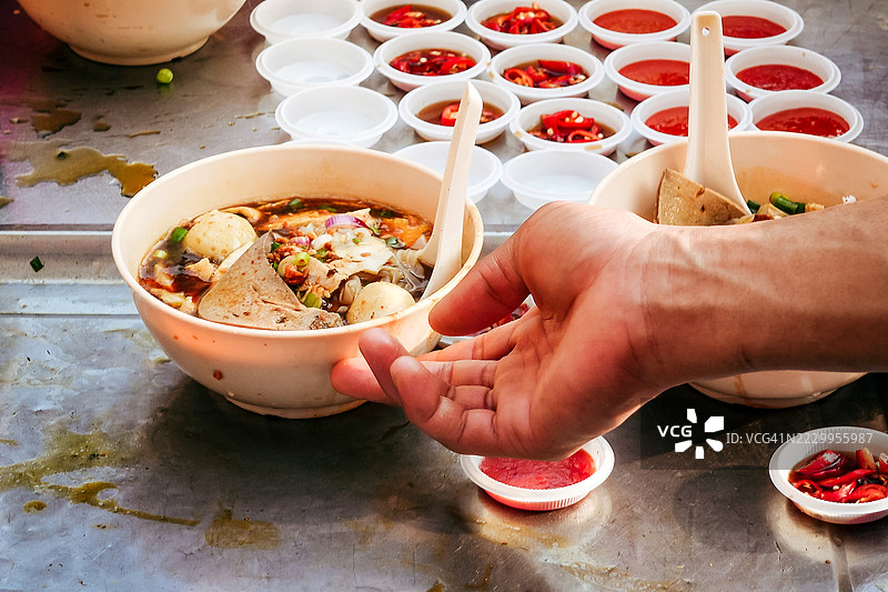 槟城街头美食：炒粿条汤碗图片素材