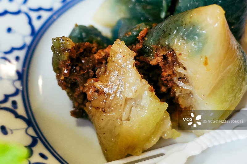 槟城，马来西亚的娘惹菜肴：鸡肉糯米糕图片素材