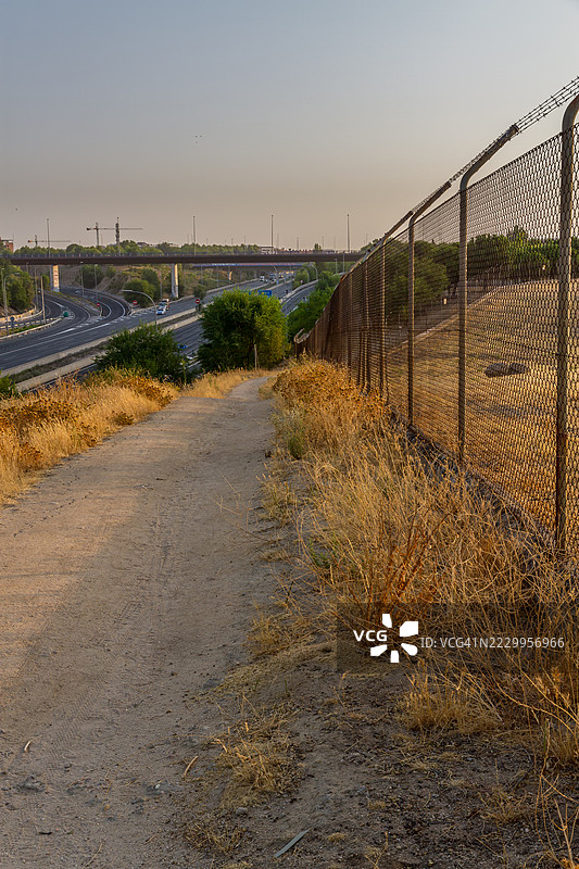 夏季围栏与公路之间的小路图片素材