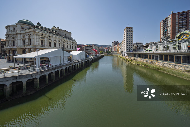 城市比尔巴鄂与阿里亚加剧院及滨水区图片素材