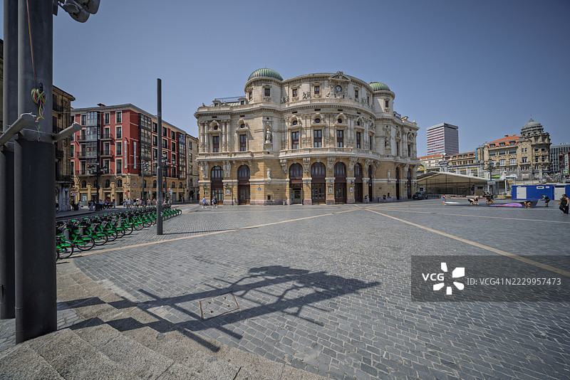 比尔巴鄂的阿里亚加剧院和公共自行车站图片素材
