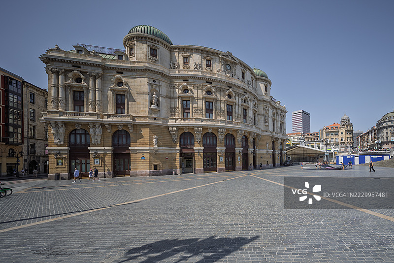 比尔巴鄂标志性的阿里亚加剧院的宽阔视角图片素材