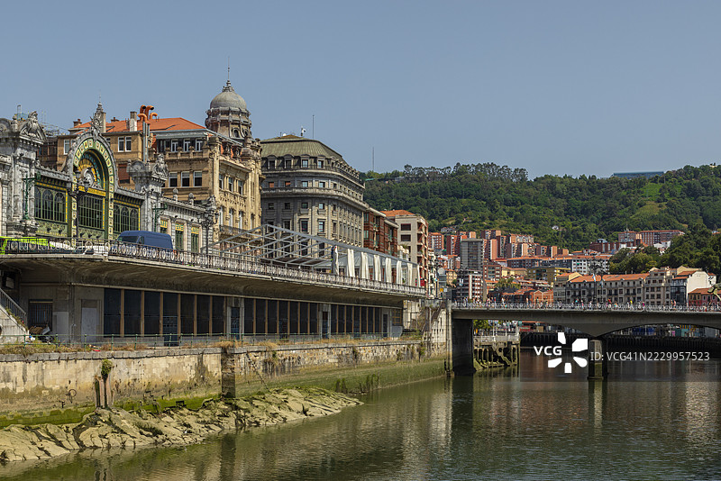 比尔巴鄂-孔科迪亚火车站的河畔景观图片素材