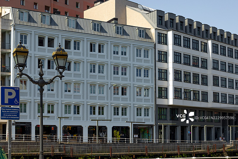 比尔巴鄂历史与现代建筑的河畔景观图片素材