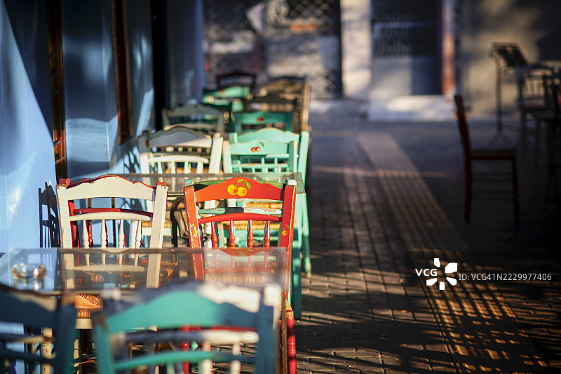 希腊普拉卡一家充满活力的咖啡馆外摆放着五彩斑斓的椅子图片素材