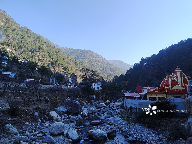晴朗天空下的山脉和寺庙的风景，位于印度北阿坎德邦科西雅库托利图片素材