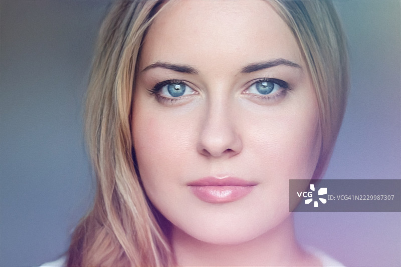 自然美与护肤优雅，金发女性，肤色清晰白皙，妆容柔和，蓝色眼睛，安静地摆姿势，英格兰，英国，UK图片素材