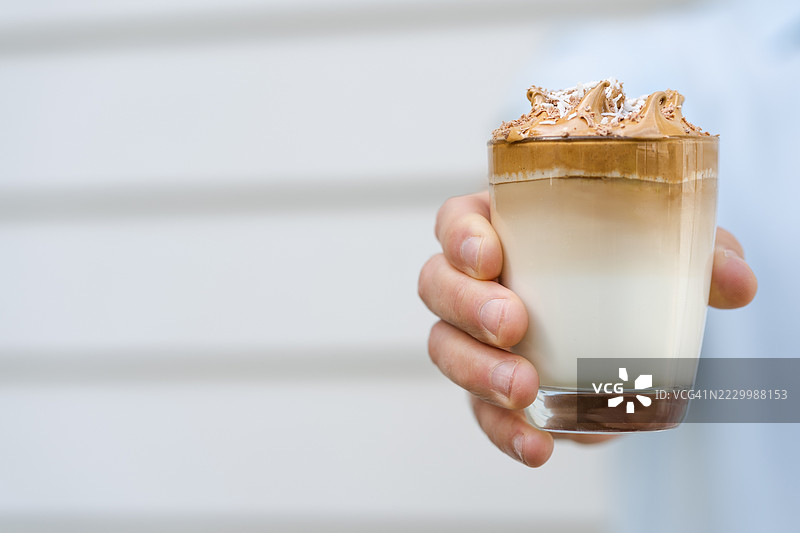 手握时尚的打发咖啡， 美国， 美国图片素材
