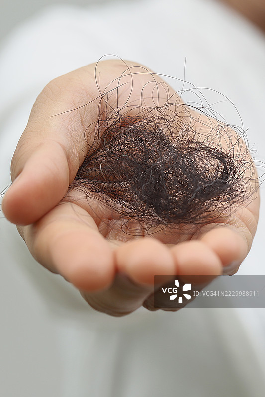 头发干枯、毛躁的女性图片素材