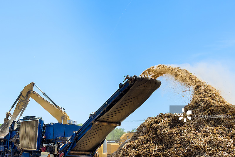重型机械在建筑工地处理有机材料图片素材