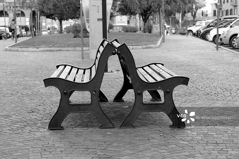 意大利维泰博宁静广场上的两张空长椅图片素材