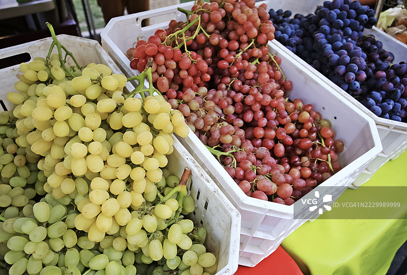 加利福尼亚州弗雷斯诺市场上出售的葡萄高角度视图图片素材