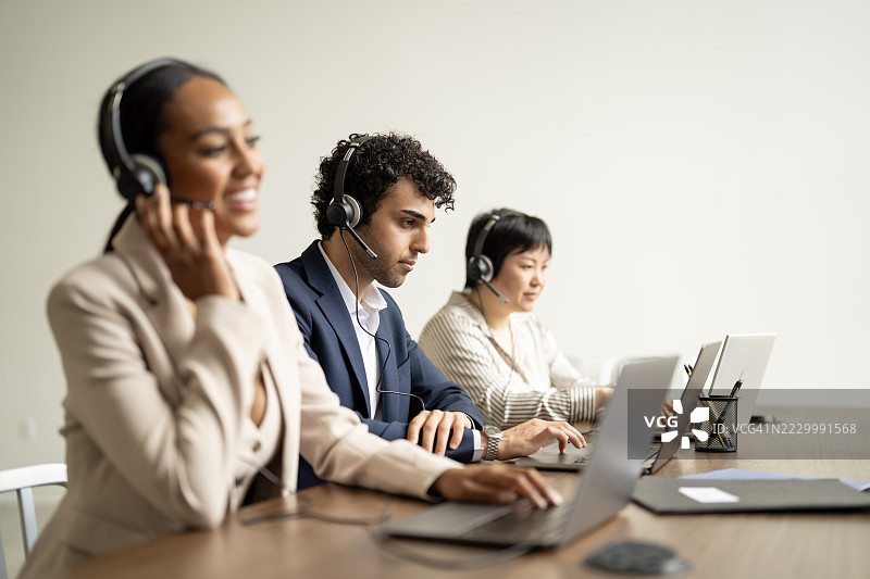 多元文化专业团队在现代办公室提供客户支持图片素材