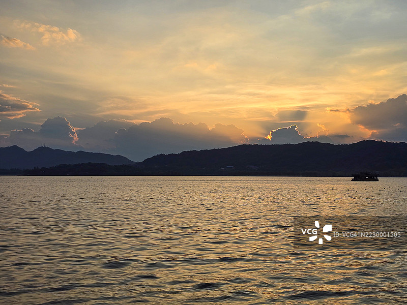 中国杭州西湖上宁静湖面的日落图片素材