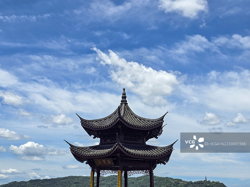蓝天白云下的传统塔楼 - 杭州西湖集贤亭图片素材