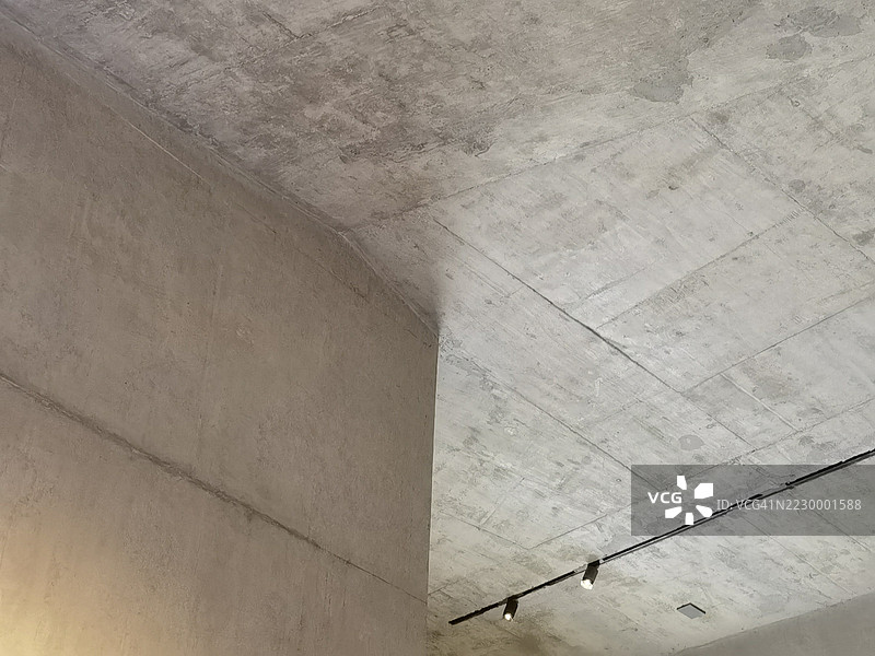 工业混凝土天花板与轨道照明图片素材