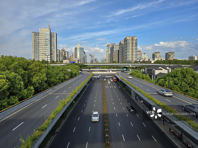 现代摩天大楼的城市高速公路景观图片素材