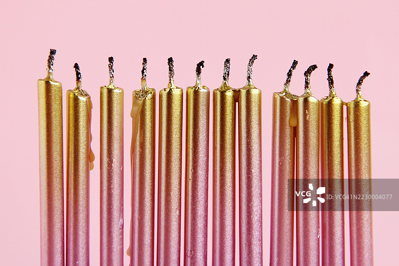 熄灭的生日蜡烛图片素材