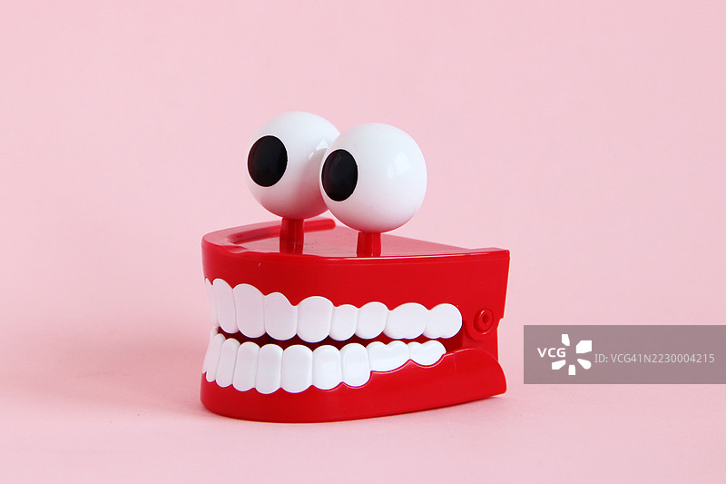 发条喋喋不休的牙齿玩具图片素材