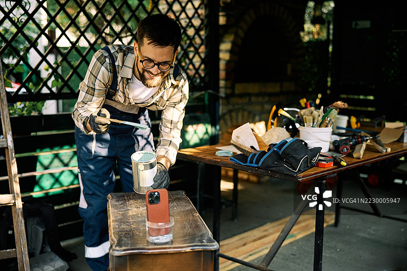 在家庭工作坊环境中进行DIY项目的男性图片素材