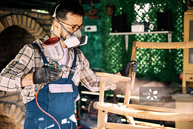 工匠在家工作室喷涂木制家具图片素材