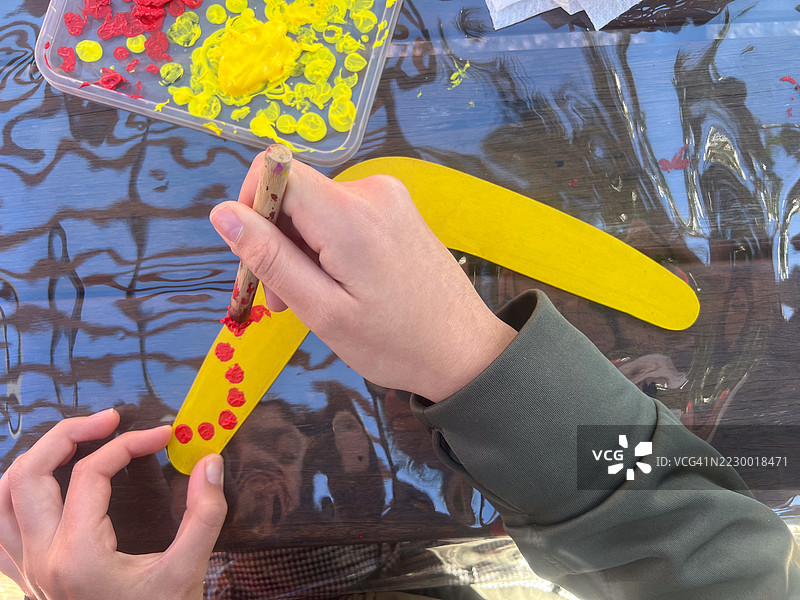 澳大利亚女孩传统绘画回旋镖图片素材