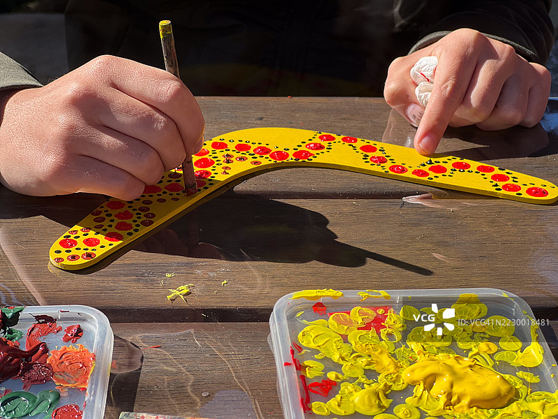 澳大利亚女孩传统绘画回旋镖图片素材