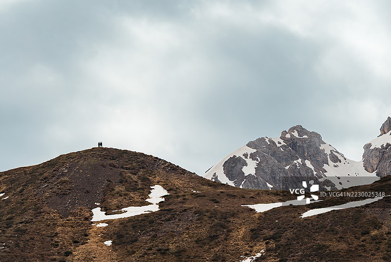 一对情侣在意大利多洛米蒂山脉欣赏风景。图片素材