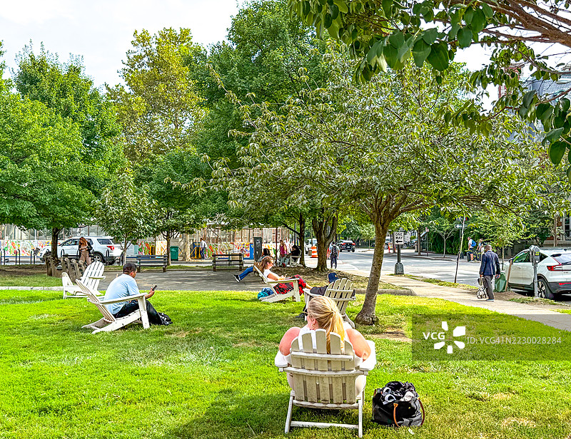 人们在华盛顿特区的杜邦圈椅子上放松。图片素材