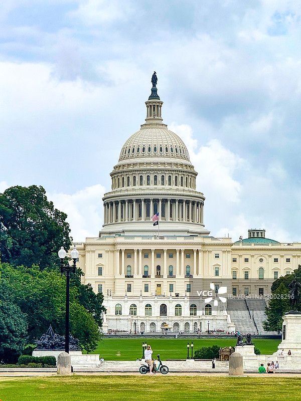 人们在美国国会大厦附近，华盛顿特区。图片素材