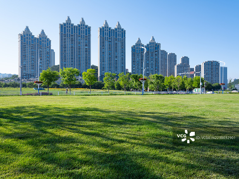 草地与摩天大楼图片素材