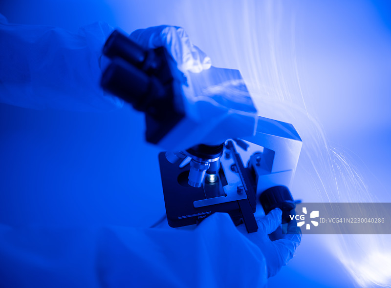 科学家使用显微镜的特写镜头图片素材