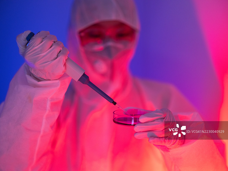 女性科学家手持移液管和培养皿图片素材