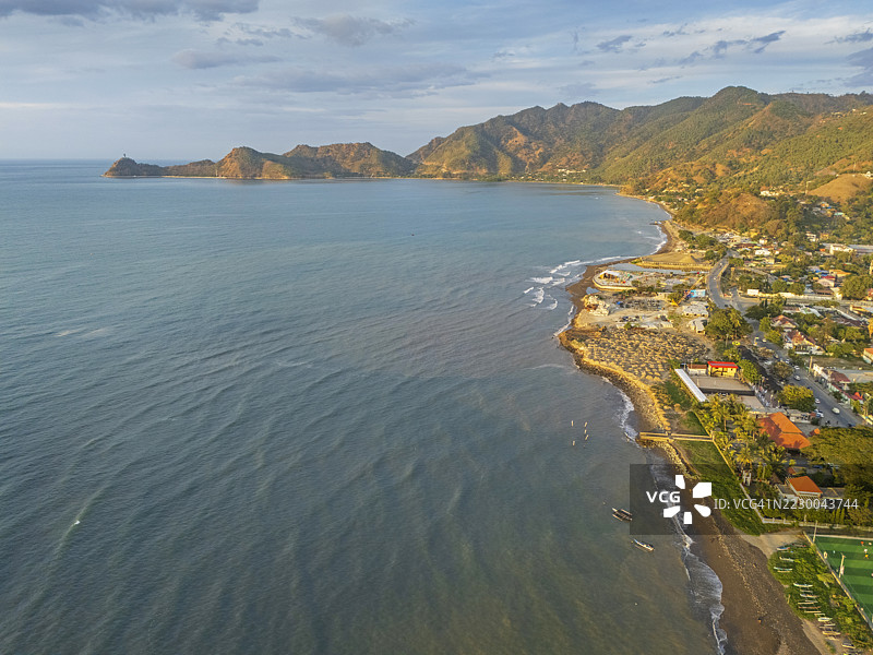 东帝汶帝力黄昏时分的海岸山脉航拍图图片素材