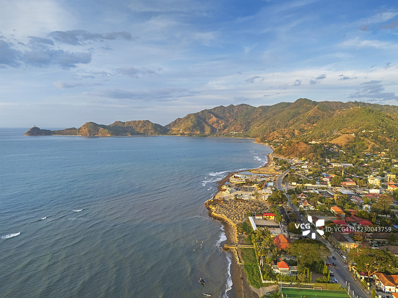 东帝汶帝力黄昏时分的海岸山脉航拍图图片素材