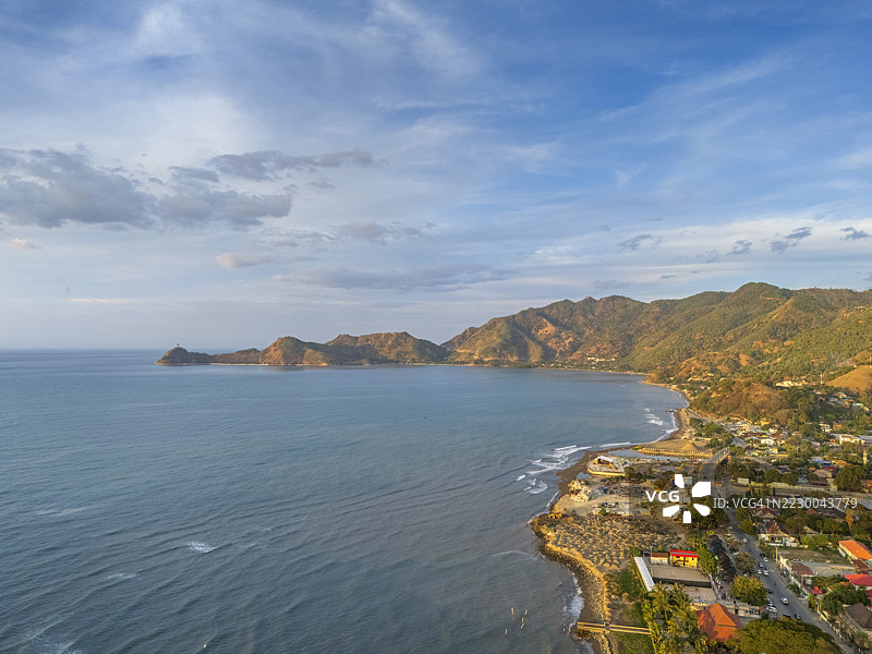 东帝汶帝力黄昏时分的海岸山脉航拍图图片素材