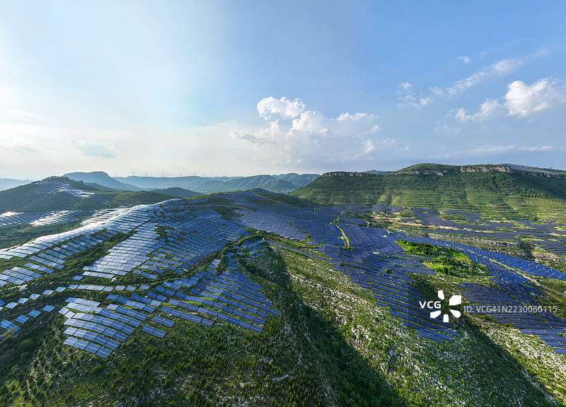山上的太阳能发电站图片素材