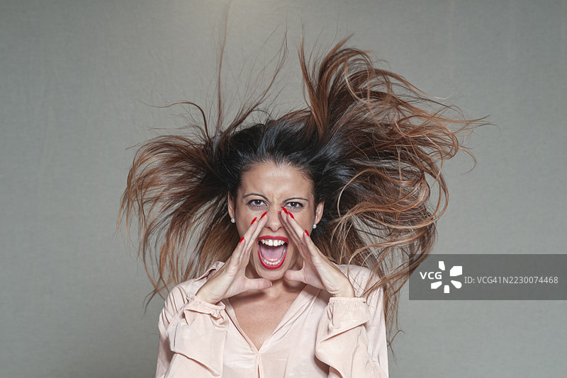愤怒的女人在大喊图片素材