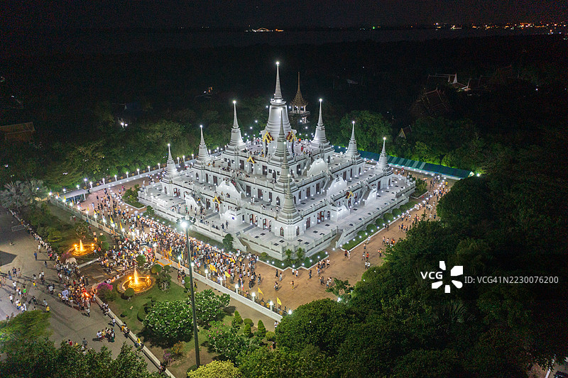 维萨卡布查节的鸟瞰图，传统上会点燃蜡烛、绕行和冥想，以向佛陀致敬，在阿索卡拉姆寺举行。图片素材