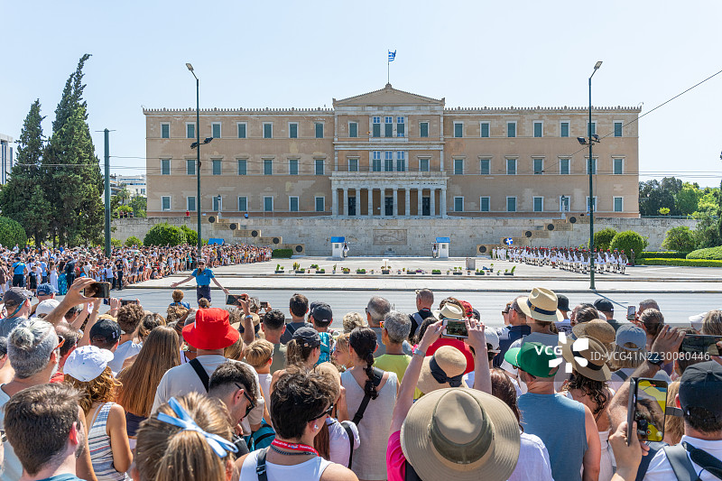 游客在希腊雅典的宪法广场观看总统卫队换岗仪式图片素材