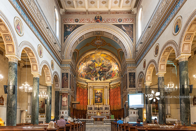 希腊雅典圣迪奥尼修斯天主教大教堂的内部图片素材
