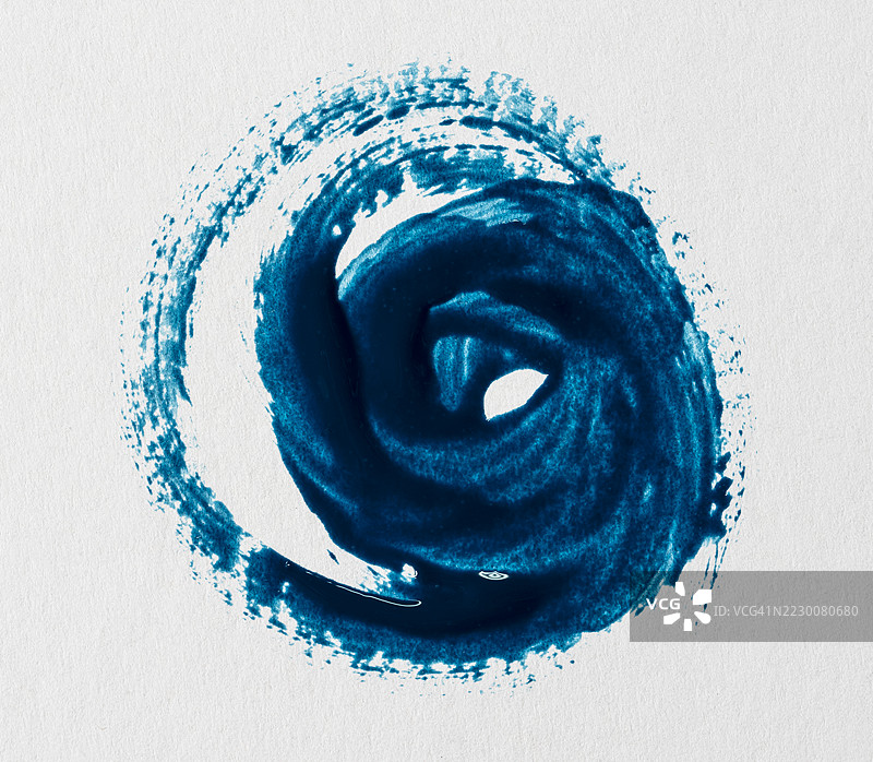 白色画布上的蓝色塑料漆椭圆形笔触。图片素材