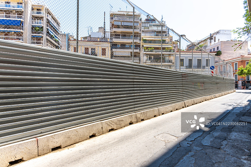 城市建筑工地与金属围栏图片素材