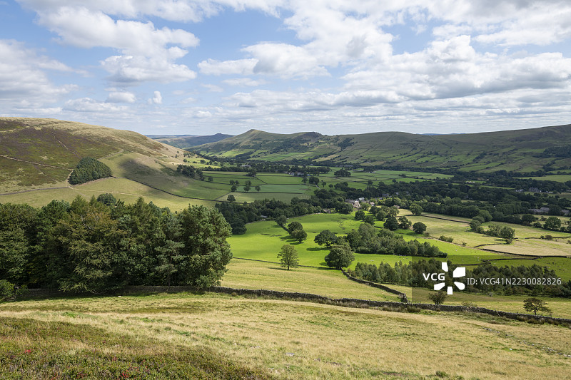 夏季的埃代尔谷。英格兰德比郡的峰区。图片素材