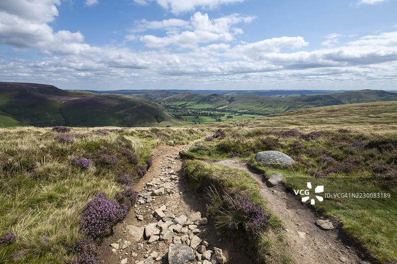 从格林德斯洛山丘俯瞰德比郡的伊代尔谷，英格兰图片素材