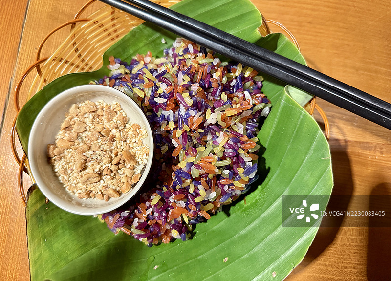 五彩糯米配花生和芝麻。图片素材