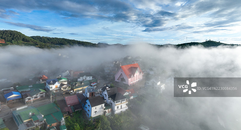 清晨，浓雾弥漫在小村庄中。图片素材